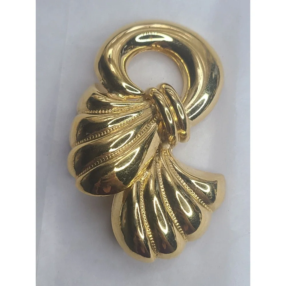 Vintage Gold-Tone Brooch Pin With Ribbon Design
